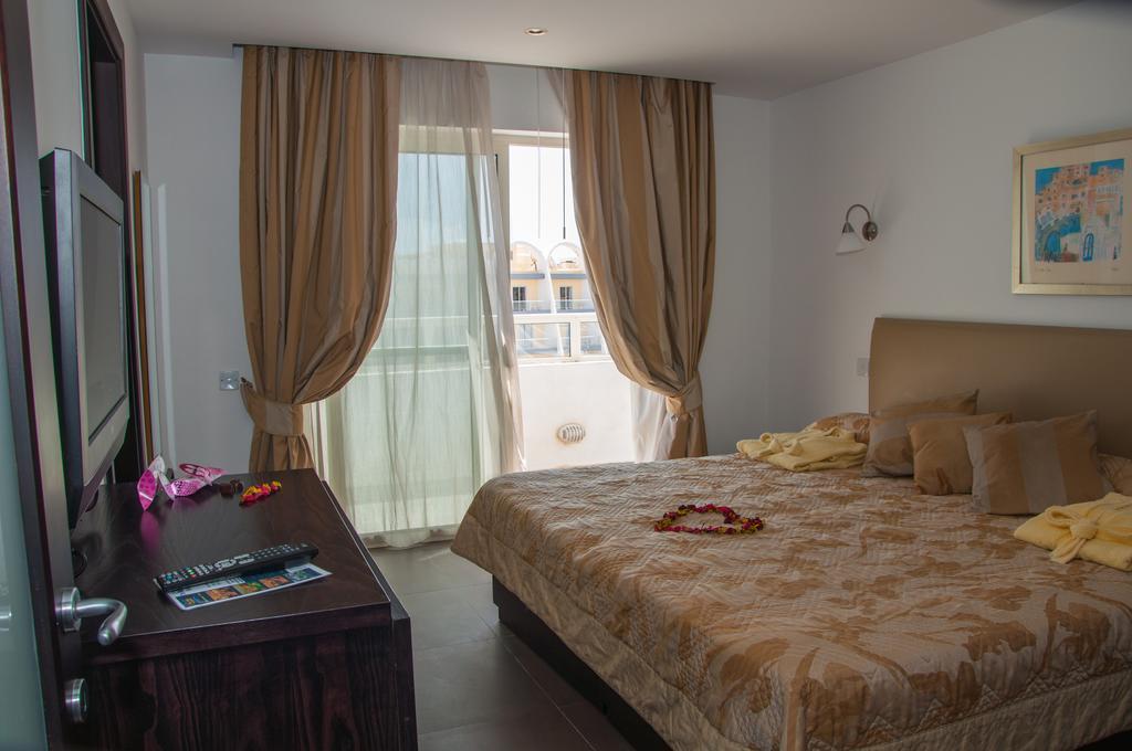 Club Salina Wharf Aparthotel Qawra Room photo
